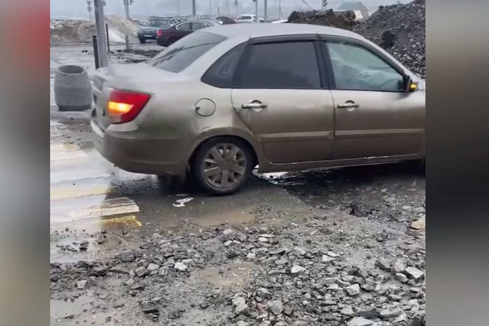 Екатеринбурженка потеряла два колеса из-за выбоины на Режевском тракте
