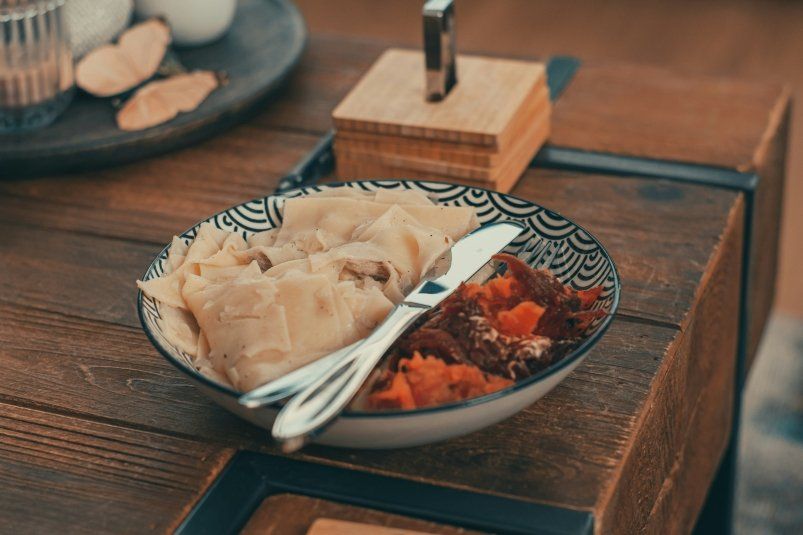 Каждый кусочек словно боевой клич кулинарной мощи — бешбармак атакует вкусовые рецепторы