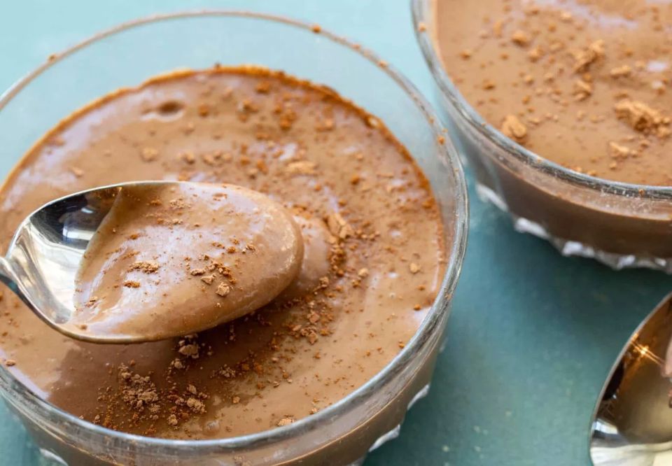 Вкусняшка из 3 ингредиентов: взбиваем банан и кусочек шоколадки — и в морозилку на 10 минут: лучше пудинга, даже сахар не нужен