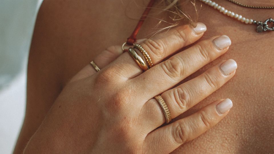 Эти украшения есть в шкатулке у каждой богатой женщины: любой образ делают «дороже»