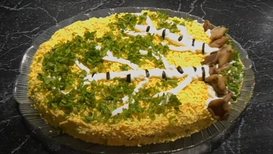 Салат «Белая береза» станет главным украшением стола: глаз не отвести