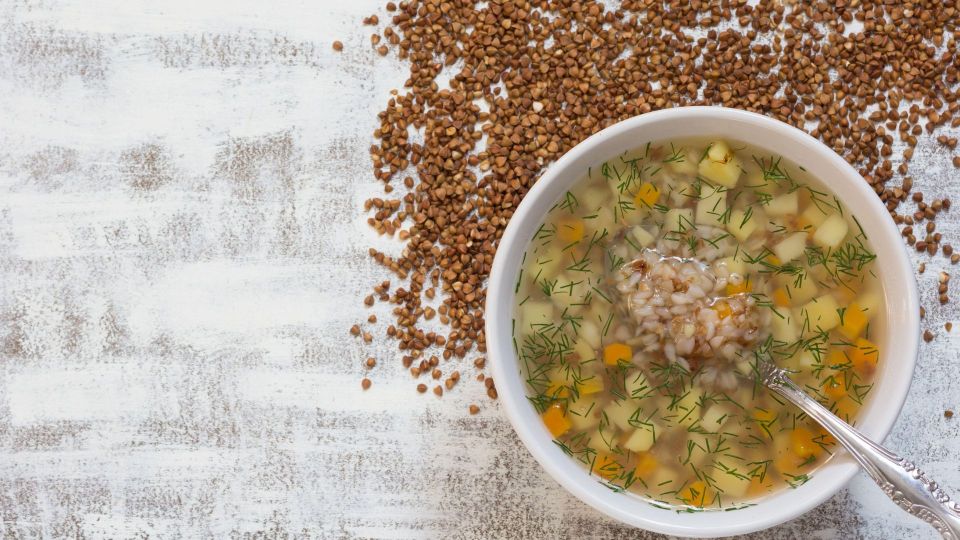 Не только каша: простой суп из гречки приятно удивит домочадцев