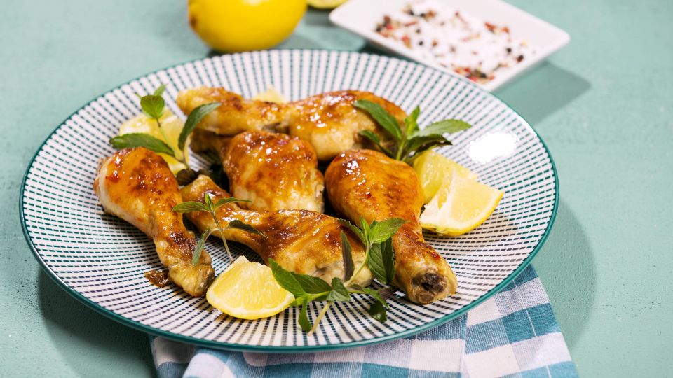 Сочнее куриных ножек вы еще не ели: вся хитрость еврейского блюда в этом соусе