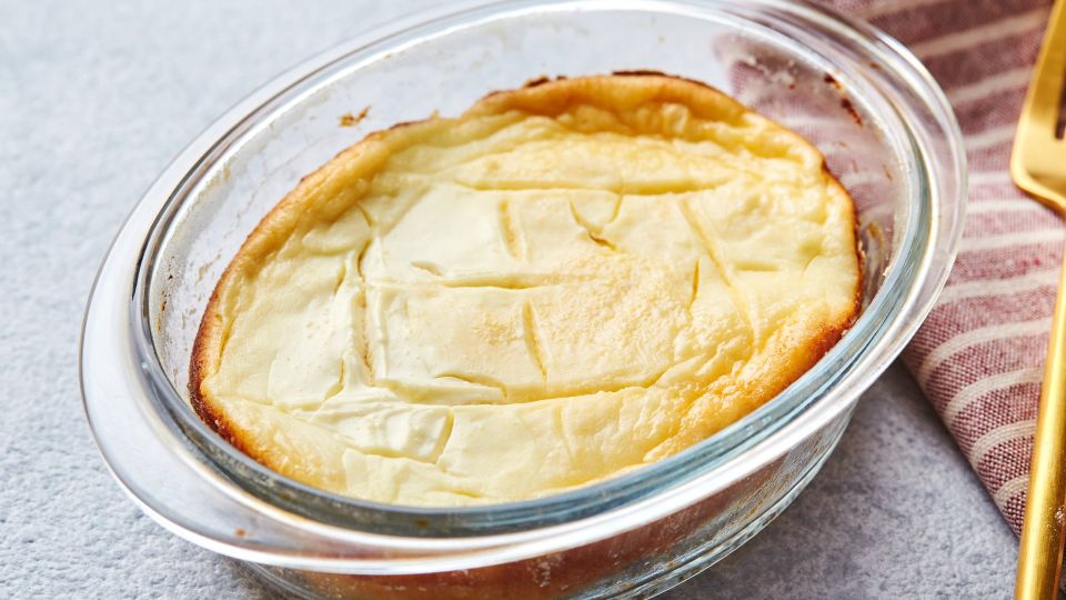 Эта творожная запеканка получается воздушной, как облако: рецепт из детства