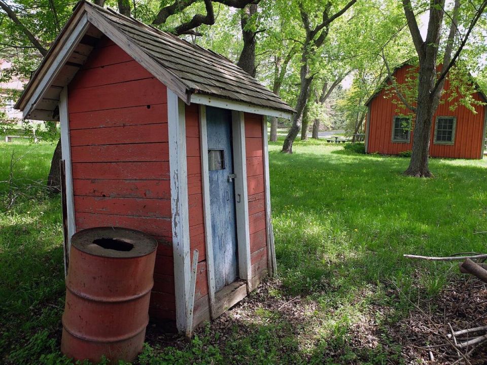 Как избежать неприятного запаха в дачном туалете: простые советы