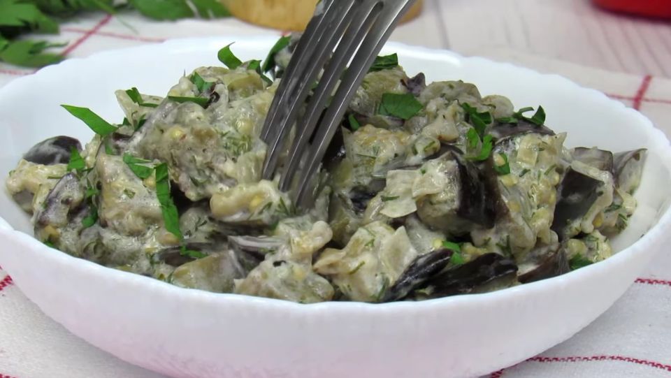 Опытные хозяйки рулетики из баклажанов давно не готовят: есть закуска проще и вкуснее