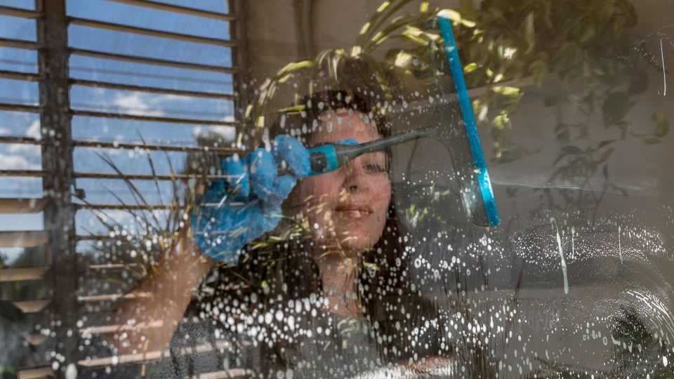 Теперь мойте окна только так: клинеры раскрыли секрет безупречного результата