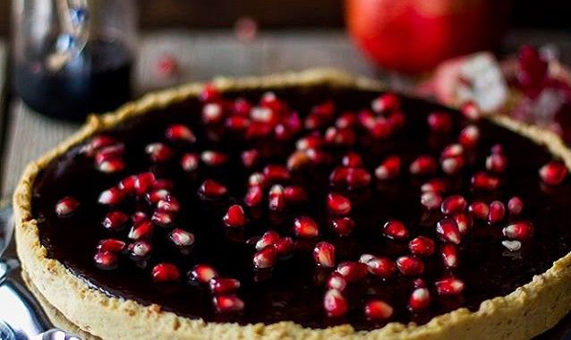 Шоколадный тарт с гранатом и мятой