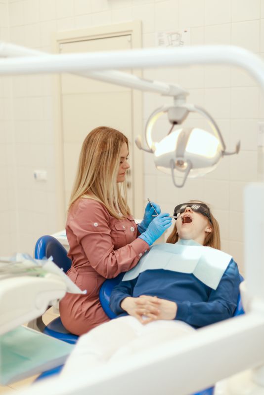 Забота о имплантах: как часто стоит делать профессиональную чистку?