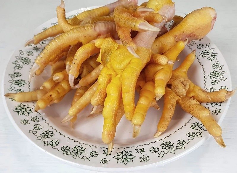 Почему куриные лапки и петушиные гребешки — секрет молодости?