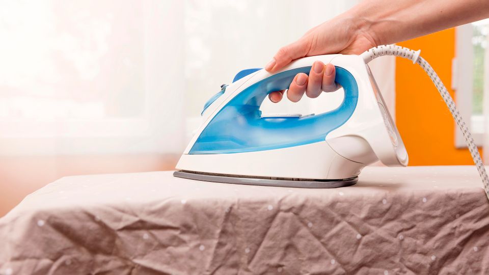 Гору вещей разгладите за пару минут: смочите одежду самодельным спреем