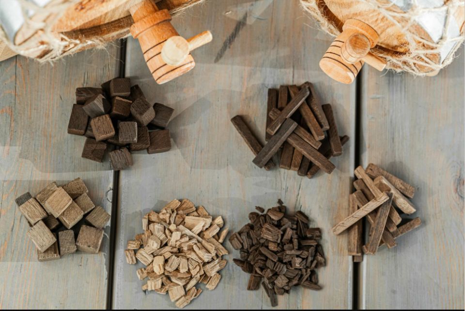 Как выбрать дубовый материал для настаивания самогона и добиться благородного вкуса