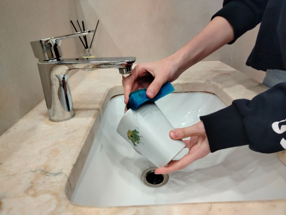 Ночная заварка корицей в раковине удивляет простотой решения запаха