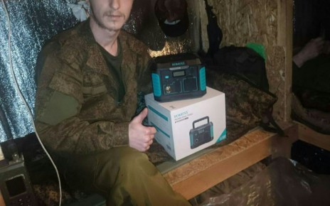 СВОИХ НЕ БРОСАЕМ!. Депутат Гордумы Андрей Линков передал бойцам, выполняющим задачи в зоне проведения специальной военной операции, зарядную станцию 11ТП