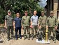 Военнослужащие подарили Шапше ракету-носитель, сделанную из гильзы