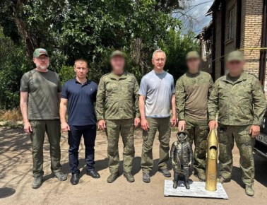 Военнослужащие подарили Шапше ракету-носитель, сделанную из гильзы
