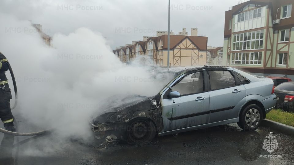 В Калуге вспыхнул автомобиль в жилом квартале «Бавария»