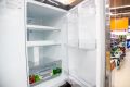 Зачем наклеивать скотч на дверцу холодильника: лайфхак, который спасёт продукты