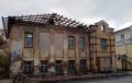 В Калуге начали устанавливать временную крышу на аварийном доме