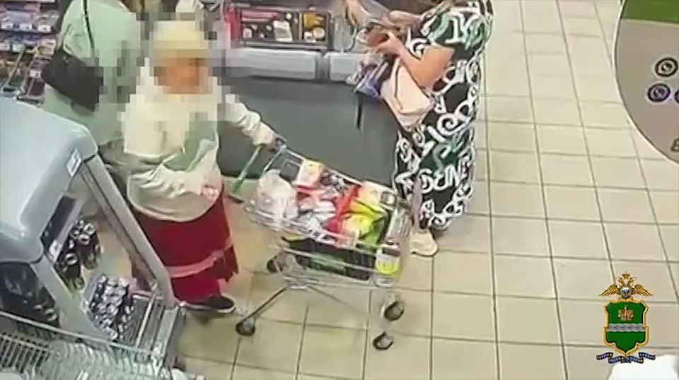 Женщина набрала тележку «бесплатных» продуктов, оплатив только пачку сигарет