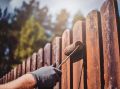 Как выбрать краску для забора: советы по выбору для дерева, металла и бетона