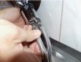 Как справиться с протечкой кухонного смесителя: советы и рекомендации