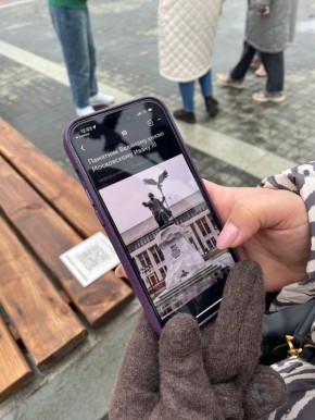 Несмотря на козни вандалов, калужане и гости города активно пользуются куар-кодами, которые в этом году установили на памятниках Калуги