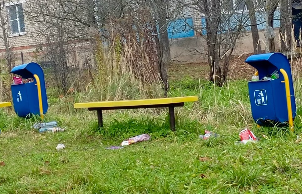 В калужском селе опять намусорили на площадке В калужском селе опять намусорили на площадке