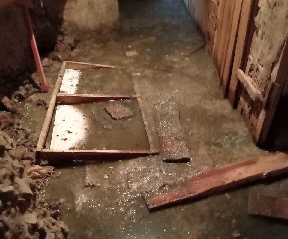 В Калужской области подвал жилого дома затапливает канализацией уже вторую неделю