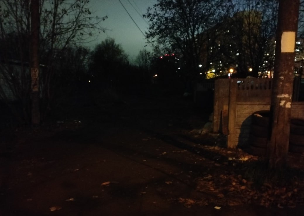 Калужанка пожаловалась на опасный подход к мусорным контейнерам на Хрустальной Калужанка пожаловалась на опасный подход к мусорным контейнерам на Хрустальной