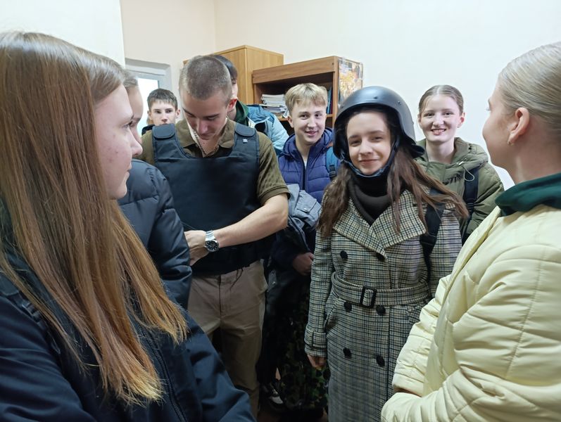 Сотрудники полиции провели день открытых дверей для школьников в Юхнове