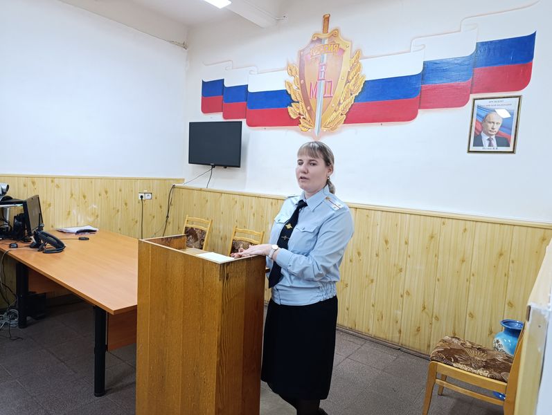 Сотрудники полиции провели день открытых дверей для школьников в Юхнове Сотрудники полиции провели день открытых дверей для школьников в Юхнове
