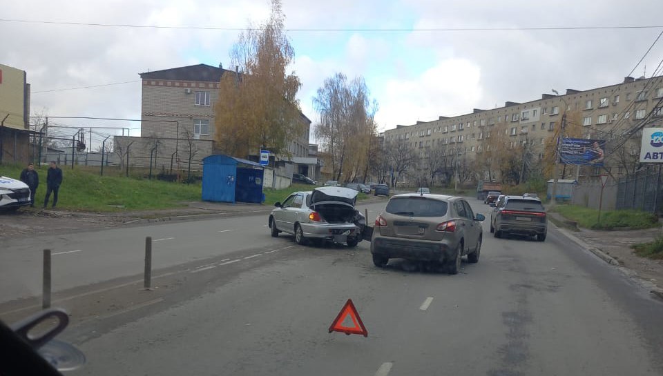 В Калуге две легковушки столкнулись на улице Зерновой