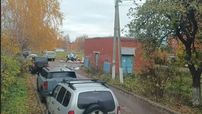 В посёлке Калужской области просят убрать свалку с улицы В посёлке Калужской области просят убрать свалку с улицы
