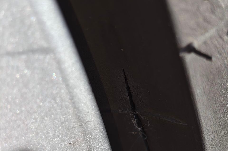 Калужанин пробил шину на улице Достоевского Калужанин пробил шину на улице Достоевского