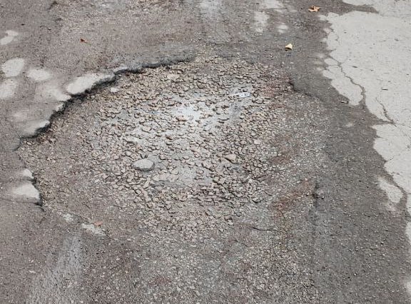 Калужанка сообщила о безобразном состоянии асфальта на Новаторской Калужанка сообщила о безобразном состоянии асфальта на Новаторской