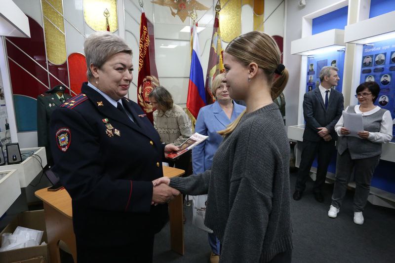 Торжественное вручение паспортов школьникам состоялось в музее УМВД России по Калужской области Торжественное вручение паспортов школьникам состоялось в музее УМВД России по Калужской области