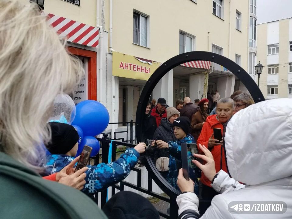 Калужане фотографируются с новым космонавтиком в зеркале