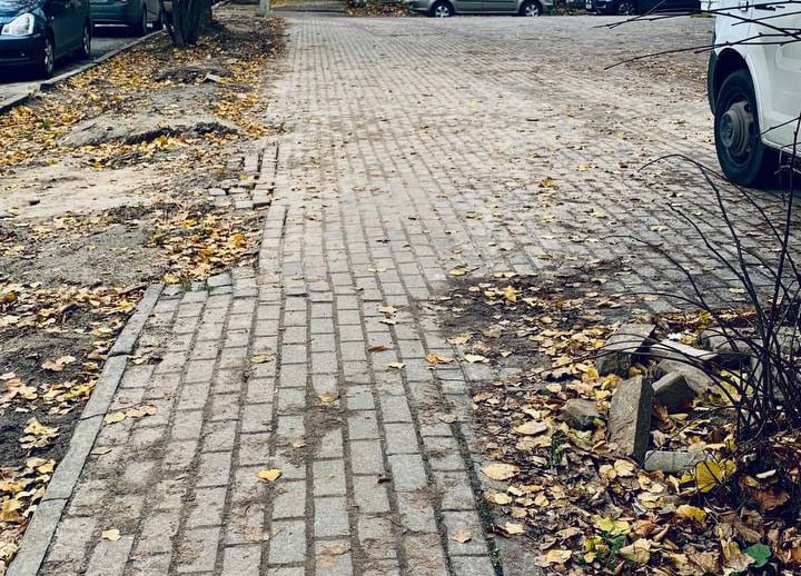 В центре Калуги на Георгиевской оставили сломанную плитку