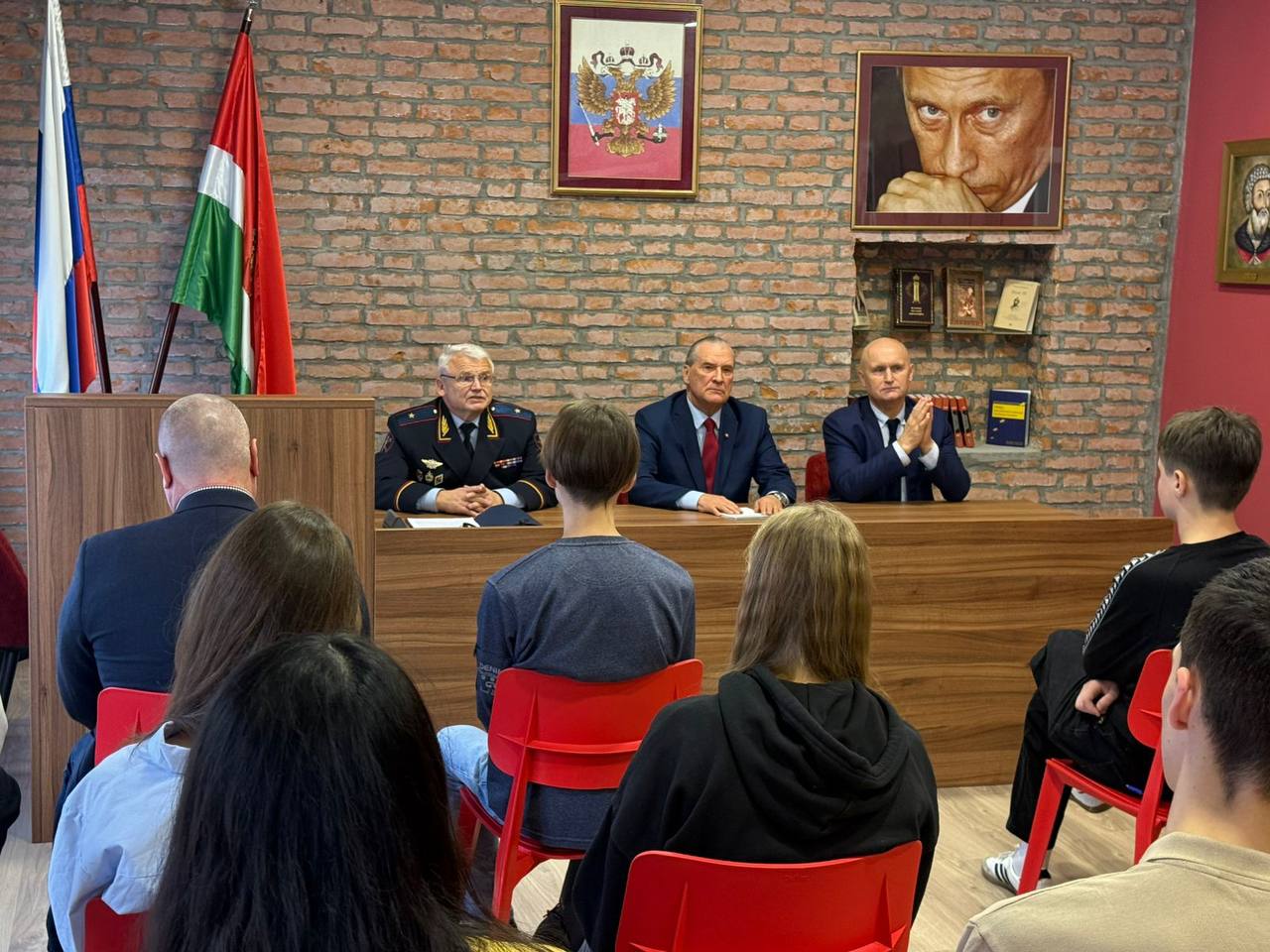 Начальник УМВД России по Калужской области генерал-майор полиции Сергей Никифоров выступил  с лекцией перед учениками старших классов