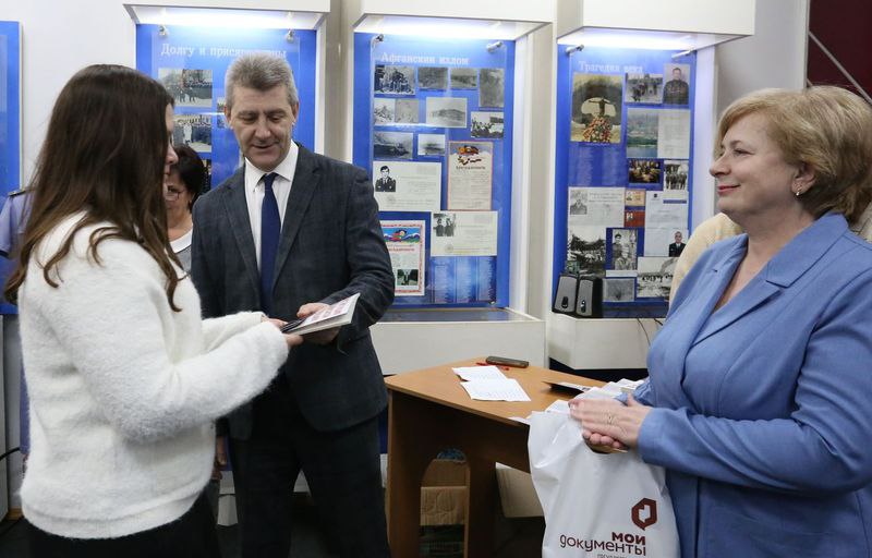 Торжественное вручение паспортов школьникам состоялось в музее УМВД России по Калужской области Торжественное вручение паспортов школьникам состоялось в музее УМВД России по Калужской области