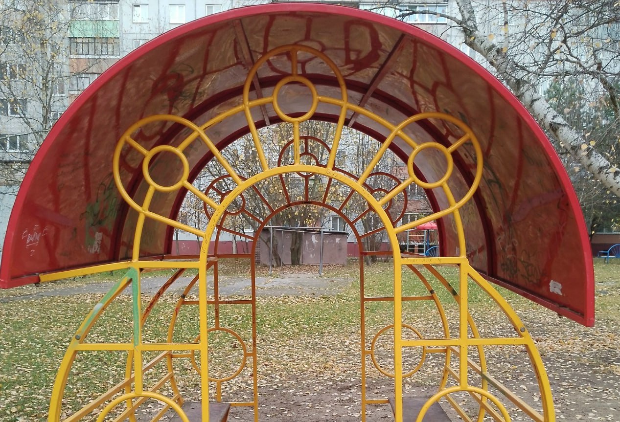 Жительница Калуги рассказала губернатору об аварийной детской площадке