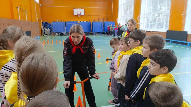 Сотрудники Госавтоинспекции провели для юхновских школьников урок дорожной безопасности в рамках акции «Засветись» Сотрудники Госавтоинспекции провели для юхновских школьников урок дорожной безопасности в рамках акции «Засветись»