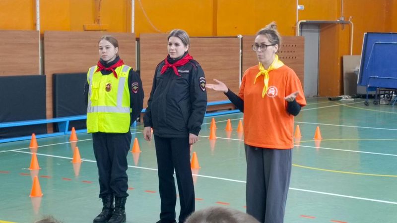 Сотрудники Госавтоинспекции провели для юхновских школьников урок дорожной безопасности в рамках акции «Засветись»