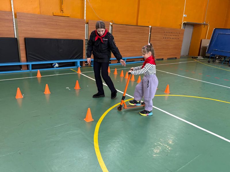 Сотрудники Госавтоинспекции провели для юхновских школьников урок дорожной безопасности в рамках акции «Засветись» Сотрудники Госавтоинспекции провели для юхновских школьников урок дорожной безопасности в рамках акции «Засветись»