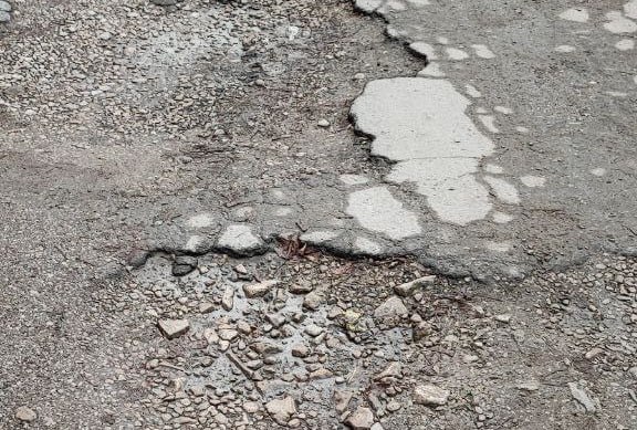 Калужанка сообщила о безобразном состоянии асфальта на Новаторской Калужанка сообщила о безобразном состоянии асфальта на Новаторской