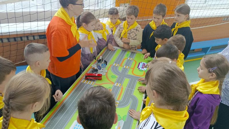 Сотрудники Госавтоинспекции провели для юхновских школьников урок дорожной безопасности в рамках акции «Засветись» Сотрудники Госавтоинспекции провели для юхновских школьников урок дорожной безопасности в рамках акции «Засветись»