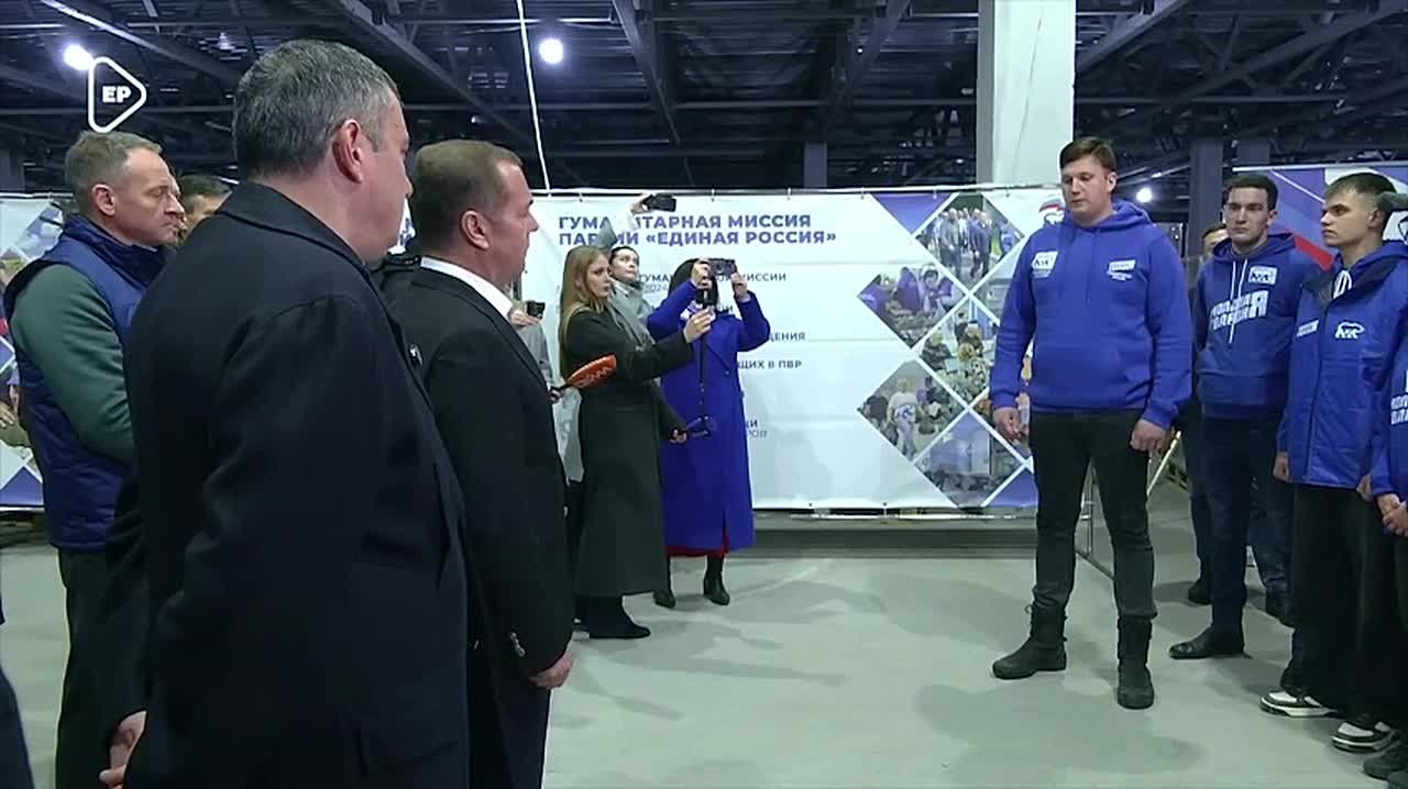 Калужанин передал Дмитрию Медведеву памятный шеврон