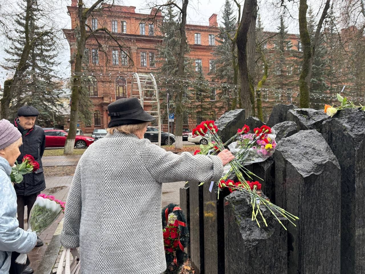 В Калуге почтили память жертв политических репрессий В Калуге почтили память жертв политических репрессий