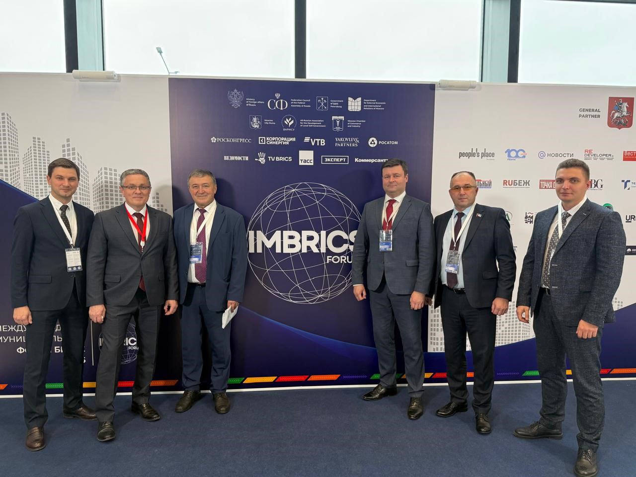 Дмитрий Денисов: Вместе с председателем городской думы Калуги Юрием Моисеевым и председателем совета «Объединения строителей Калужской области» Константином Сотсковым принимаем участие в международном муниципальном форуме...